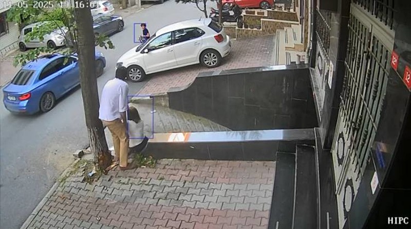 Bayrampaşa'da eski eşinin üzerine otomobilini sürdü. (DHA)