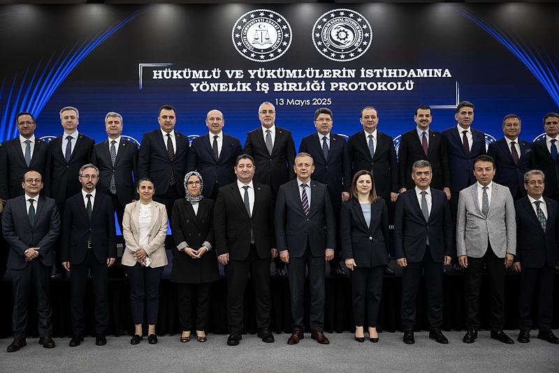 Adalet Bakanlığı ile Çalışma ve Sosyal Güvenlik Bakanlığı arasında hükümlü istihdamı protokolü imzalandı (AA)
