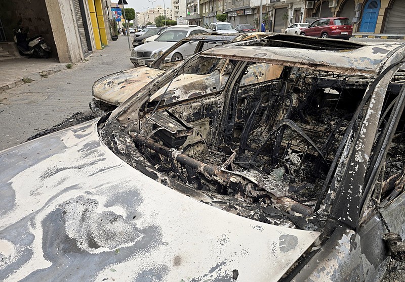 Trablus'ta çatışma bölgelerinde oluşan maddi zararı görüntülendi. (AA)