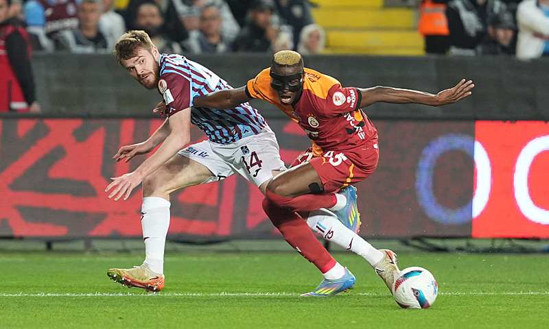 Arsenii Batagov ve Victor Osimhen (AA)