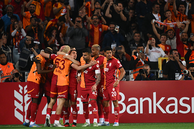 Galatasaray'ın Barış Alper Yılmaz'ın attığı gol sonrasındaki sevinci (AA)