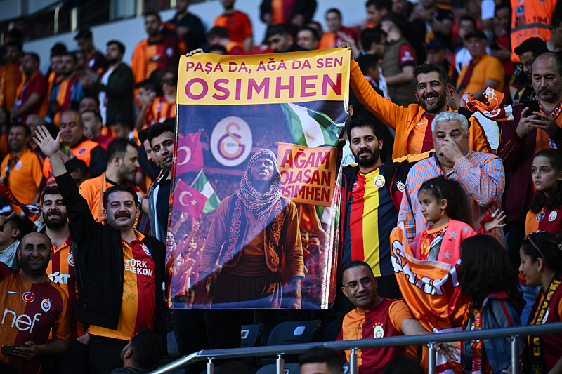 Victor Osimhen için açılan pankart (AA)