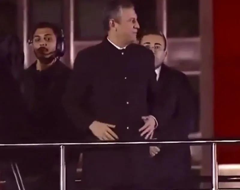 Özgür Özel ʺkayıp telefonʺ anonsu sonrası ceplerini yokladı (Takvim.com.tr Arşiv)