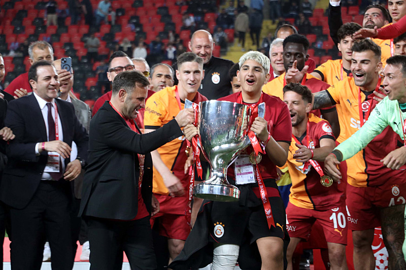 Okan Buruk, 6. kupasını kaldırdı (AA)