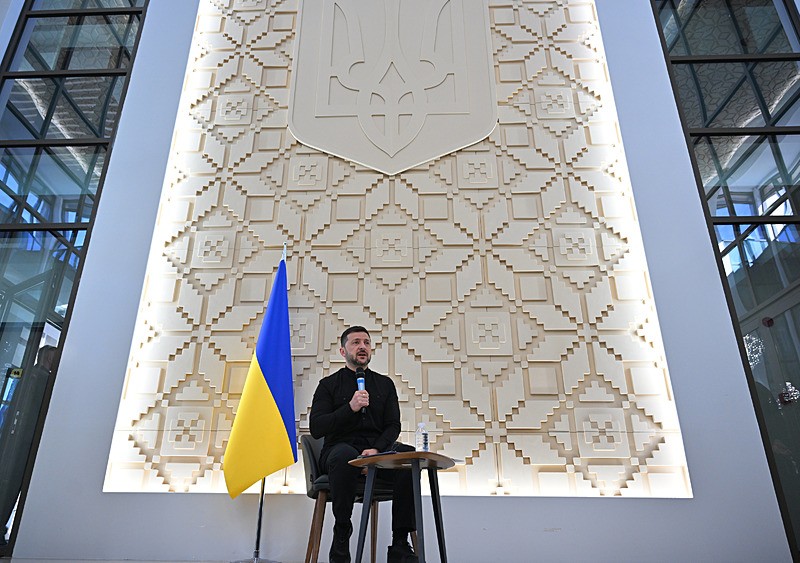 Ukrayna Devlet Başkanı Volodimir Zelenskiy, Ukrayna'nın Ankara Büyükelçiliğinde basın mensuplarıyla bir araya geldi. (AA)