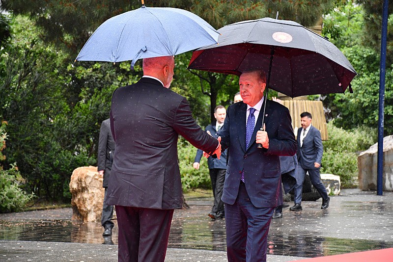 Arnavutluk Başbakanı Edi Rama, Başkan Recep Tayyip Erdoğan'ı karşıladı. (AA)