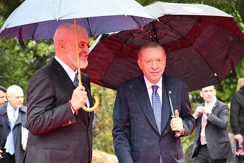 Arnavutluk Başbakanı Edi Rama, Başkan Recep Tayyip Erdoğan'ı karşıladı. (AA)