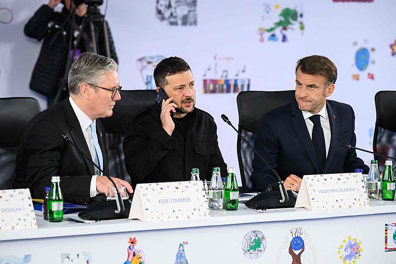 Zelenskiy, Tiran'daki temasları sırasında pek çok elinde telefonla görüntülendi, AFP