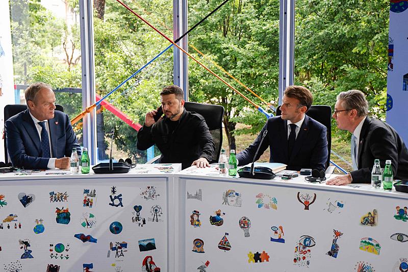 Zelenskiy, Tiran'daki temasları sırasında pek çok elinde telefonla görüntülendi, AFP