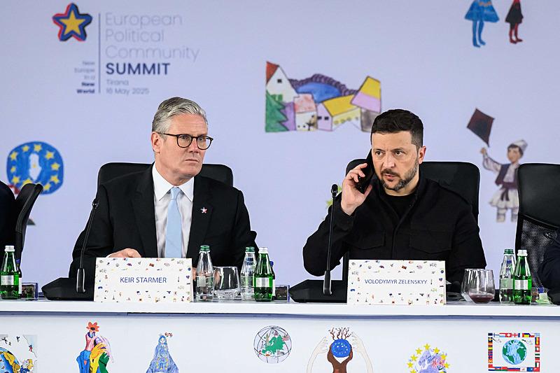 Zelenskiy, Tiran'daki temasları sırasında pek çok elinde telefonla görüntülendi, AFP