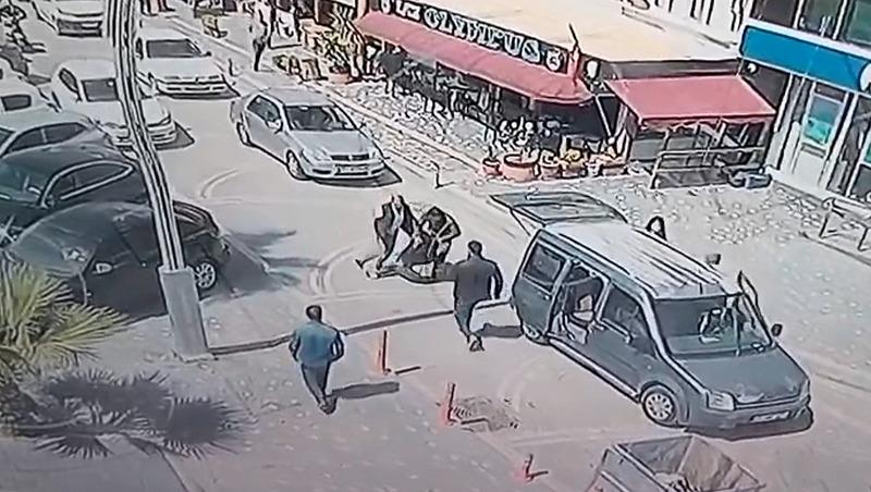 Bursa'da bir adam, boşanma aşamasında olduğu eşini kaçırmaya çalıştı. (DHA)