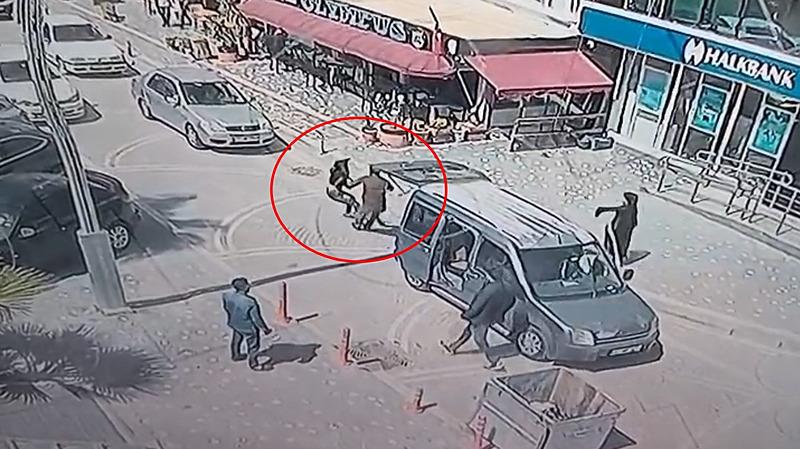 Bursa'da bir adam, boşanma aşamasında olduğu eşini kaçırmaya çalıştı. (DHA)