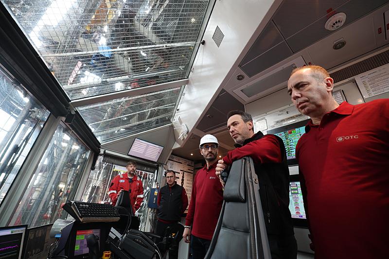 Enerji ve Tabii Kaynaklar Bakanı Alparslan Bayraktar, Karadeniz'deki Göktepe-3 kuyusunda görev yapan Türkiye'nin en modern derin deniz sondaj gemisi Abdulhamid Han'ı ziyaret etti (Fotoğraf: DHA)