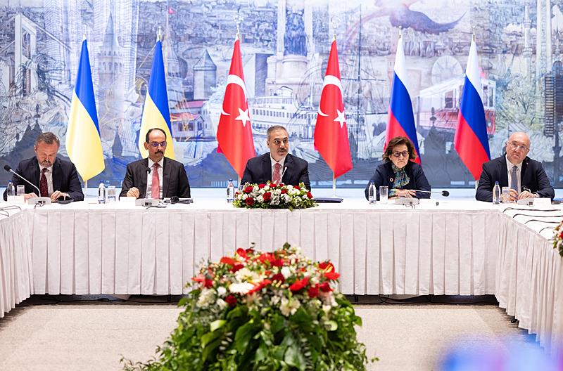 İstanbul'daki Cumhurbaşkanlığı Dolmabahçe Çalışma Ofisi'nde barış müzakereleri kapsamında Türkiye-Rusya-Ukrayna üçlü toplantısı gerçekleştirildi (Fotoğraf: AA)