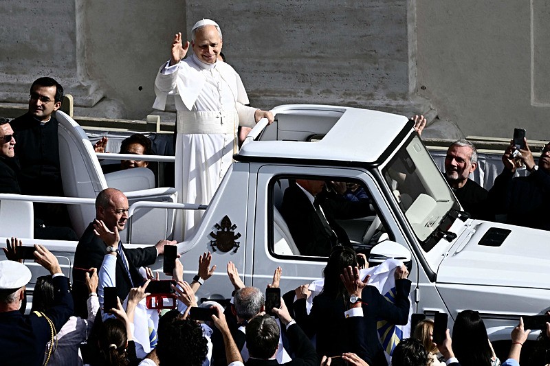 Papa 14. Leo, resmen görevine başladı