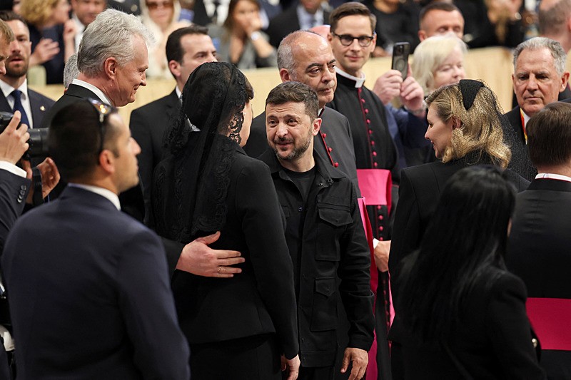 Papa 14. Leo, resmen görevine başladı