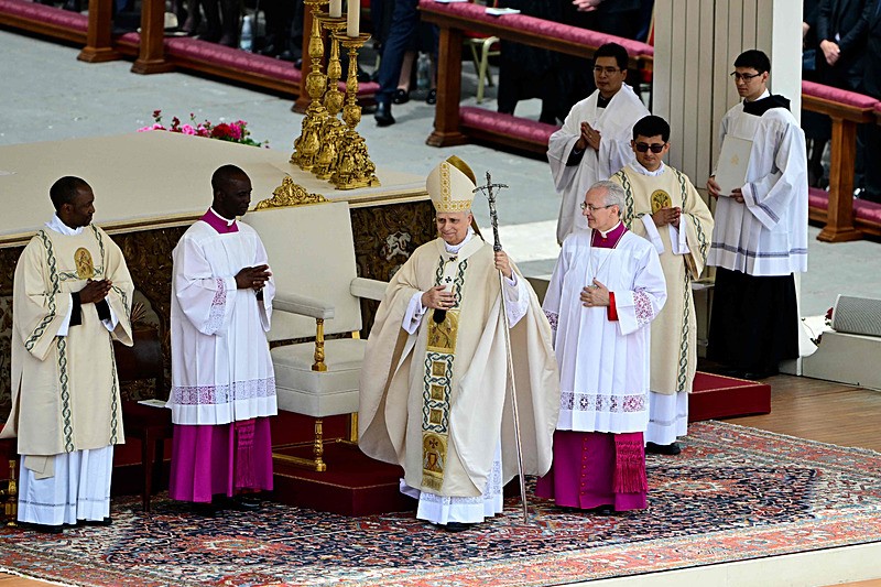 Papa 14. Leo, resmen görevine başladı
