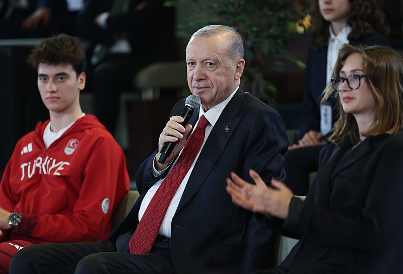 Başkan Recep Tayyip Erdoğan, 19 Mayıs Atatürk'ü Anma, Gençlik ve Spor Bayramı dolayısıyla gençler ve milli sporcularla Cumhurbaşkanlığı Millet Kütüphanesi'nde bir araya geldi. (AA)