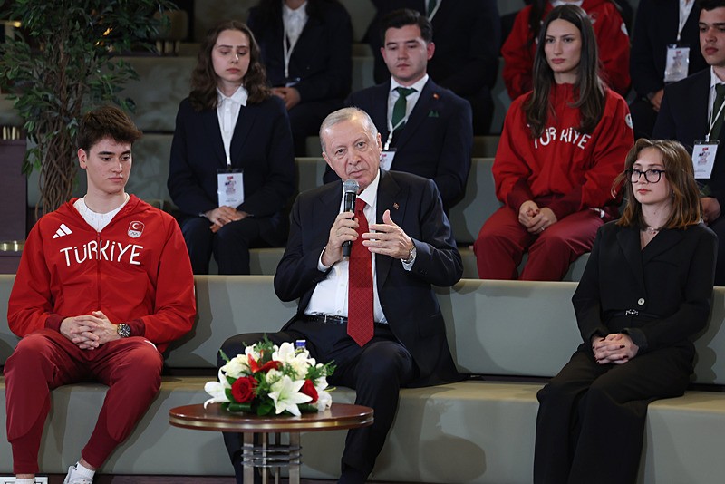 Başkan Recep Tayyip Erdoğan, 19 Mayıs Atatürk'ü Anma, Gençlik ve Spor Bayramı dolayısıyla gençler ve milli sporcularla Cumhurbaşkanlığı Millet Kütüphanesi'nde bir araya geldi. (AA)