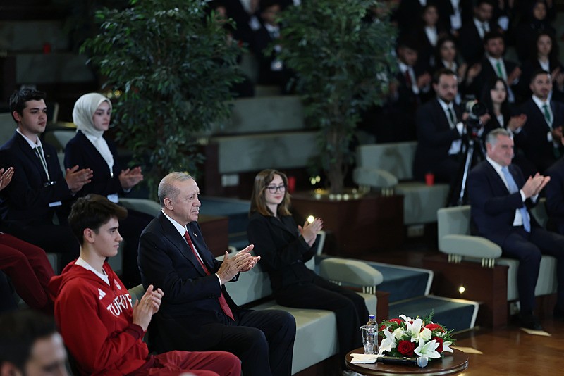 Başkan Recep Tayyip Erdoğan, 19 Mayıs Atatürk'ü Anma, Gençlik ve Spor Bayramı dolayısıyla gençler ve milli sporcularla Cumhurbaşkanlığı Millet Kütüphanesi'nde bir araya geldi. (AA)