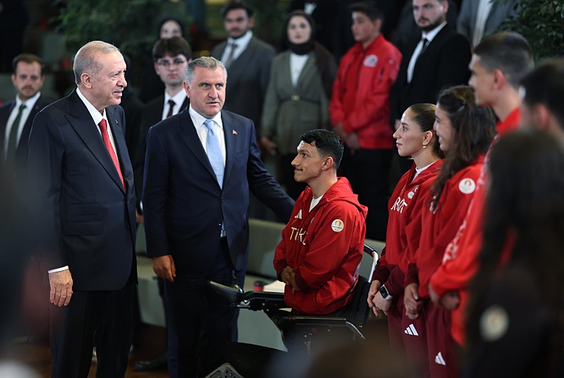 Başkan Recep Tayyip Erdoğan, 19 Mayıs Atatürk'ü Anma, Gençlik ve Spor Bayramı dolayısıyla gençler ve milli sporcularla Cumhurbaşkanlığı Millet Kütüphanesi'nde bir araya geldi. (AA)