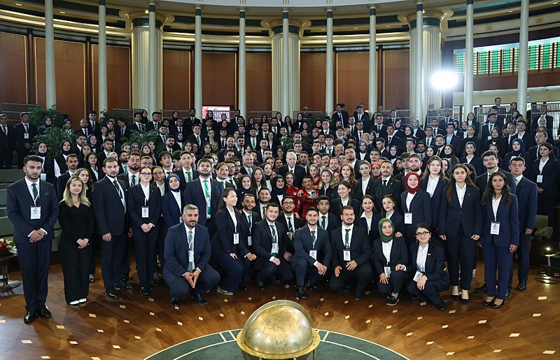 Başkan Recep Tayyip Erdoğan, 19 Mayıs Atatürk'ü Anma, Gençlik ve Spor Bayramı dolayısıyla gençler ve milli sporcularla Cumhurbaşkanlığı Millet Kütüphanesi'nde bir araya geldi. (AA)