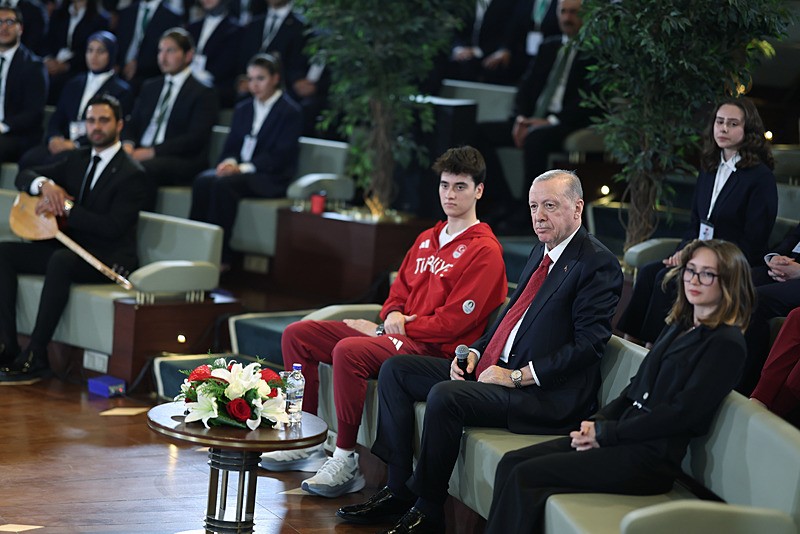 baskan-recep-tayyip-erdogan-19-mayista-genclerle-bulustu-1747684167723.jpeg Başkan Recep Tayyip Erdoğan, 19 Mayıs Atatürk'ü Anma, Gençlik ve Spor Bayramı dolayısıyla gençler ve milli sporcularla Cumhurbaşkanlığı Millet Kütüphanesi'nde bir araya geldi. (AA)
