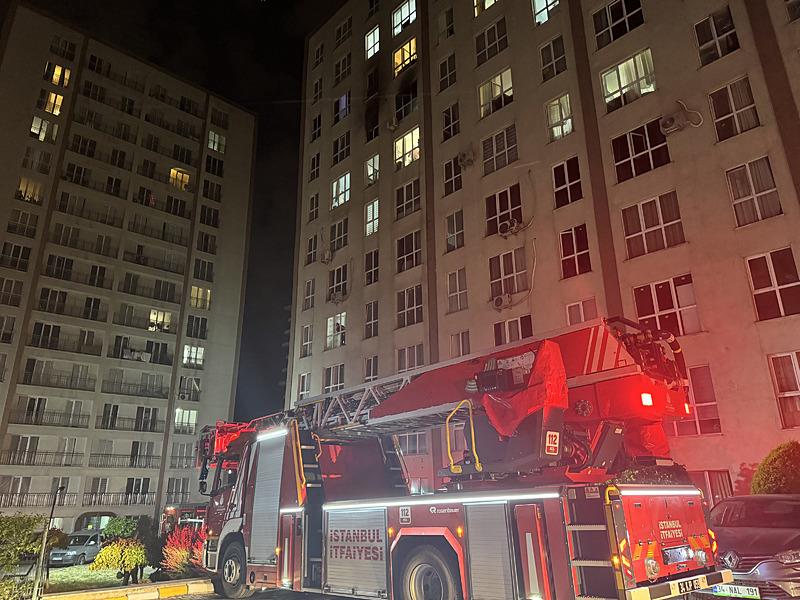 Esenyurt'ta sitede çıkan yangında bir kadın 8'inci kattan aşağı atladı. (AA)