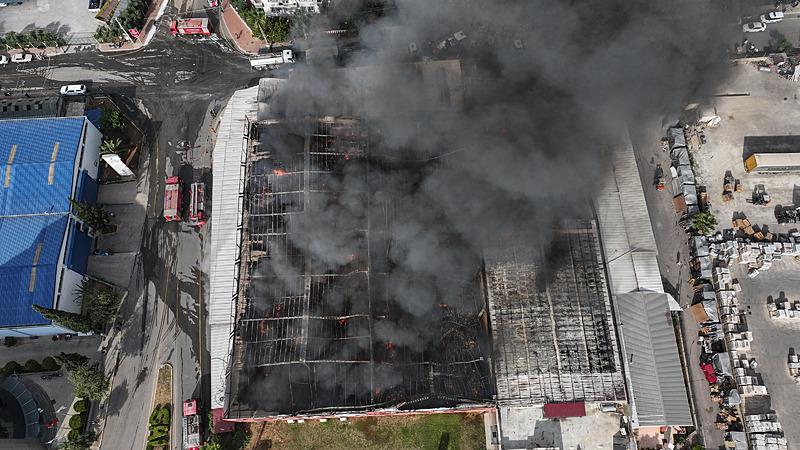 Mersin'de ses ve görüntü sistemleri üretilen fabrikada yangın çıktı. (AA)