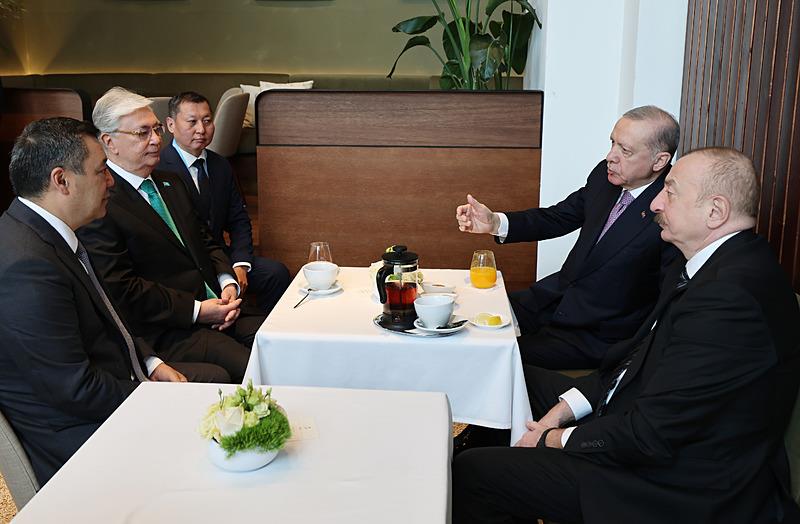 Macaristan'ın başkenti Budapeşte'de gerçekleştirilen Türk Devletleri Teşkilatı (TDT) Gayriresmi Zirvesi'ne katılan Başkan Recep Tayyip Erdoğan, Aliyev ve Tokayev ile sohbet etti