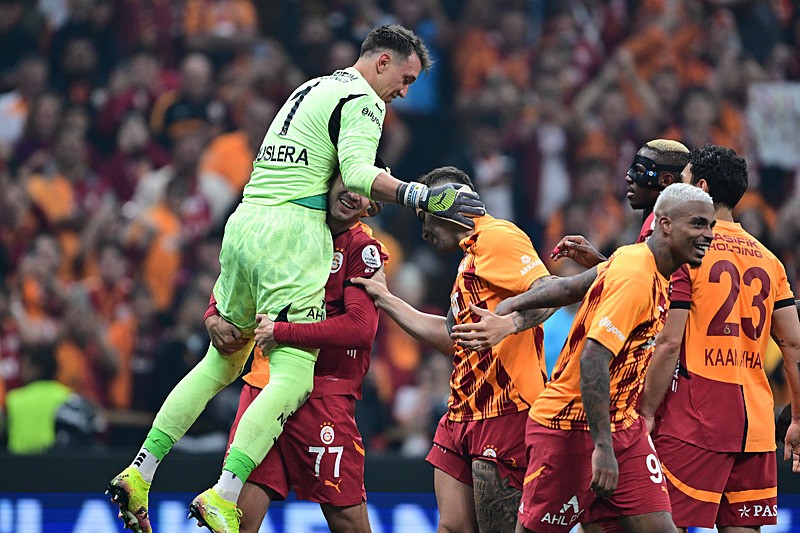 De spelers van Galatasaray vierden in het RAMS Park dat ze Bellona Kayserispor met 3-0 hadden verslagen en kampioen waren geworden met nog maar twee weken te gaan in de 36e week van de Trendyol Super League. (AA)