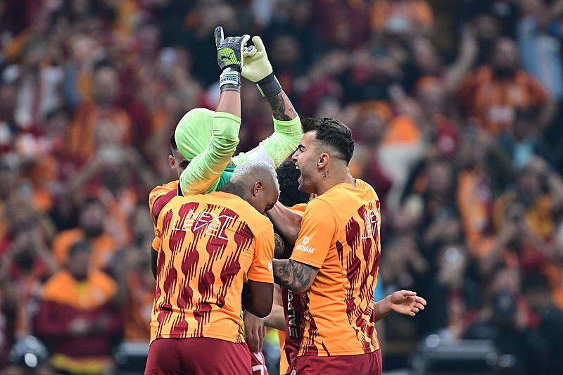 Trendyol Süper Lig'in 36. haftasında Bellona Kayserispor'u 3-0 yenerek bitime 2 hafta kala şampiyonluğunu ilan eden Galatasaray oyuncuları RAMS Park'ta kutlama yaptı. (AA)