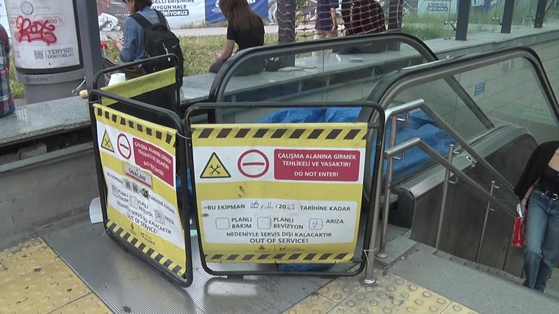 Ünalan Metro İstasyonu'nda yürüyen merdiven kırıldı. (İHA)