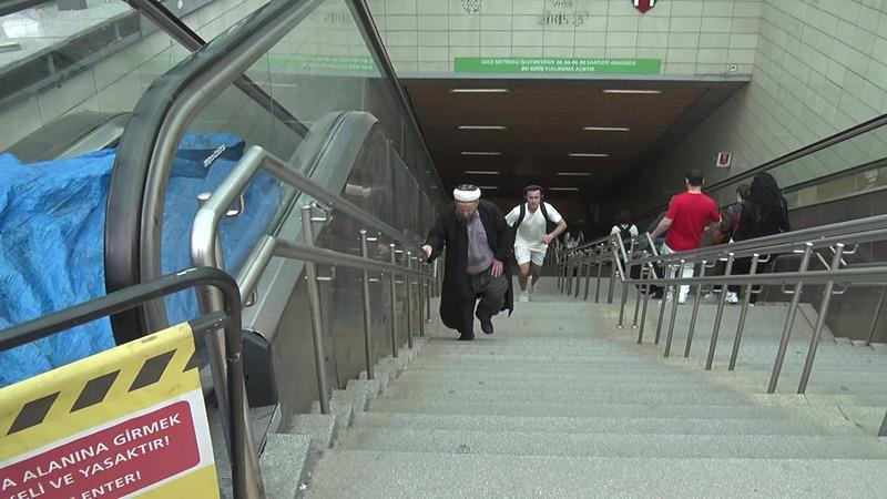 Ünalan Metro İstasyonu'nda yürüyen merdiven kırıldı. (İHA)