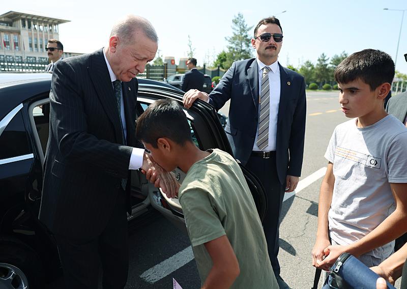 Başkan Erdoğan, Adıyaman'dan gelen çocuklarla görüştü (AA)