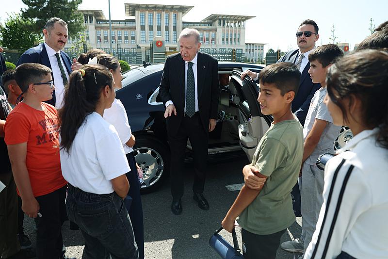 Başkan Erdoğan, Adıyaman'dan gelen çocuklarla görüştü (AA)