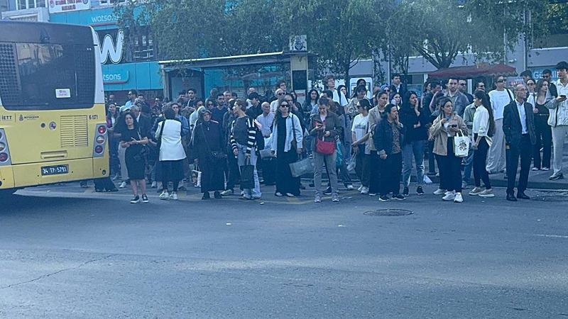 İstanbullu duraklarda perişan oldu (AA)