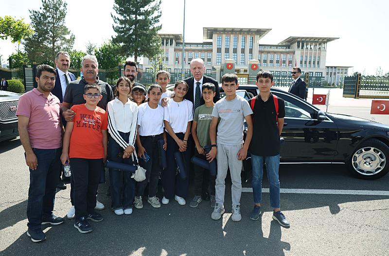 Başkan Erdoğan, Adıyaman'dan gelen çocuklarla görüştü (AA)