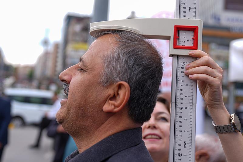 tum-hizmetler-ucretsiz-ideal-kilonu-ogren-saglikli-yasa-kampanyasina-yogun-ilgi-ilk-hafta-yarim-milyon-kisi-ka-1747902052554.jpeg ʺİdeal Kilonu Öğren, Sağlıklı Yaşa Kampanyasıʺna yoğun ilgi gösterildi (Fotoğraf: AA)