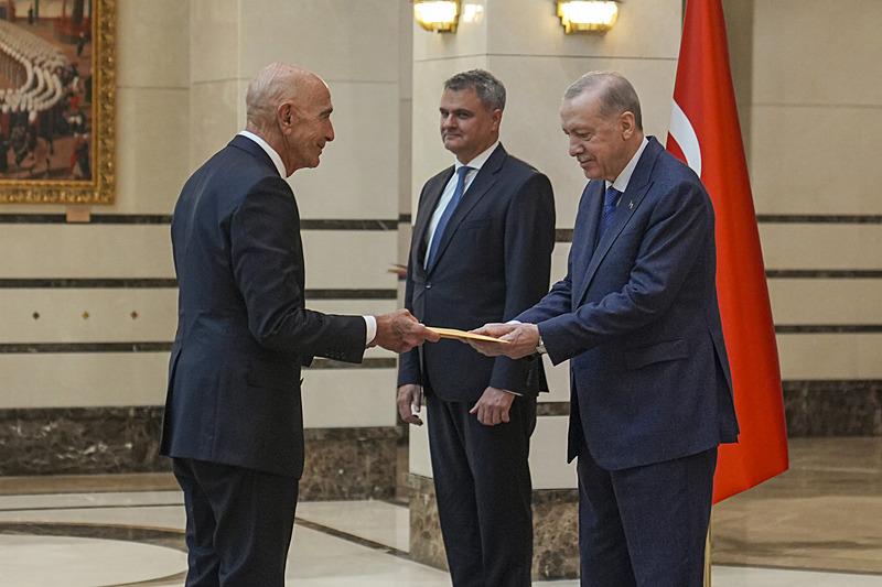 Recep Tayyip Erdoğan, ABD Büyükelçisi Thomas Joseph Barrack'ı kabul etti. Cumhurbaşkanlığı Külliyesi'ndeki kabulde, Büyükelçi Barrack, Cumhurbaşkanı Erdoğan'a güven mektubunu sundu (14 Mayıs, AA)