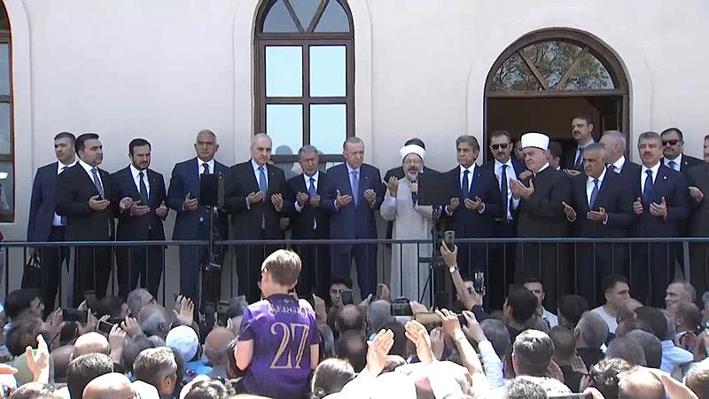 Başkan Erdoğan, restorasyonu tamamlanan Sarıyer'deki Gümrükçü İshak Ağa Camisi'nin açılış törenine katıldı. (DHA)