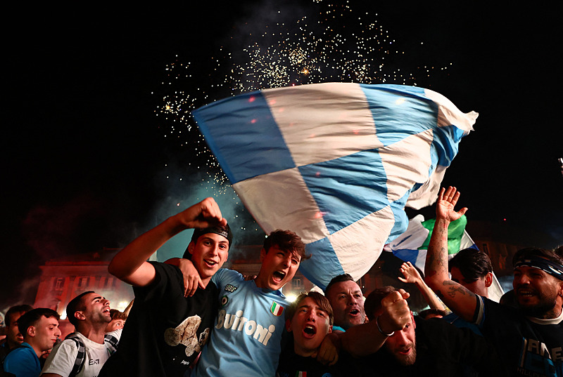 Napolili taraftarlar atılan gollerde büyük sevinç yaşdı (REUTERS)