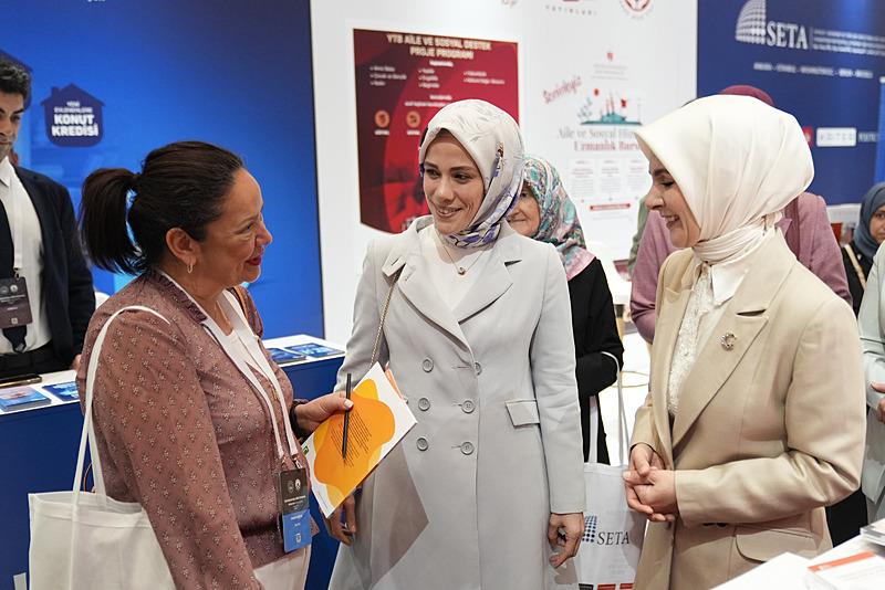 Aile ve Sosyal Hizmetler Bakanı Mahinur Özdemir Göktaş ve NUN Eğitim ve Kültür Vakfı Yönetim Kurulu Başkanı Esra Albayrak (ortada), Aile ve Sosyal Hizmetler Bakanlığı ev sahipliğinde ʺKüreselleşen Dünyada Ailenin Korunması ve Güçlendirilmesiʺ temasıyla düzenlenen Uluslararası Aile Forumu'nda stantları ziyaret etti (AA)