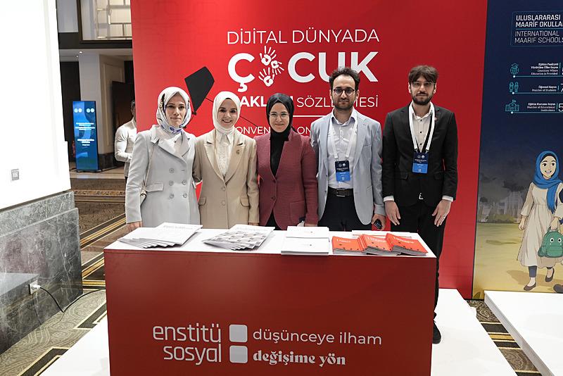 Aile ve Sosyal Hizmetler Bakanı Mahinur Özdemir Göktaş ve NUN Eğitim ve Kültür Vakfı Yönetim Kurulu Başkanı Esra Albayrak (ortada), Aile ve Sosyal Hizmetler Bakanlığı ev sahipliğinde ʺKüreselleşen Dünyada Ailenin Korunması ve Güçlendirilmesiʺ temasıyla düzenlenen Uluslararası Aile Forumu'nda stantları ziyaret etti (AA)