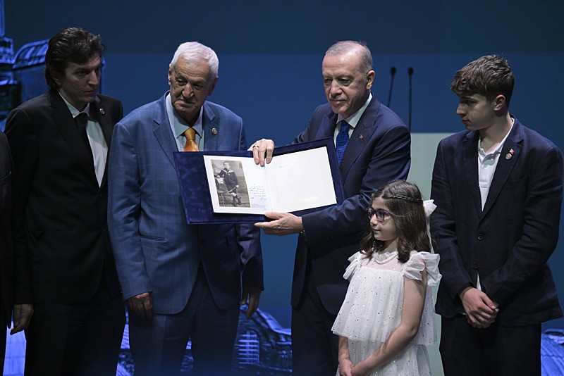 Başkan Recep Tayyip Erdoğan, Necip Fazıl Kısakürek Kültür ve Araştırma Vakfınca, Atatürk Kültür Merkezi'nde 4'üncüsü düzenlenen ʺBir Şiir Bir Hayat Canım İstanbulʺ programına katıldı. Programda, Şair Necip Fazıl Kısakürek'in oğlu Osman Kısakürek (sol 2), Başkan Erdoğan'a hediye takdim etti. (AA)