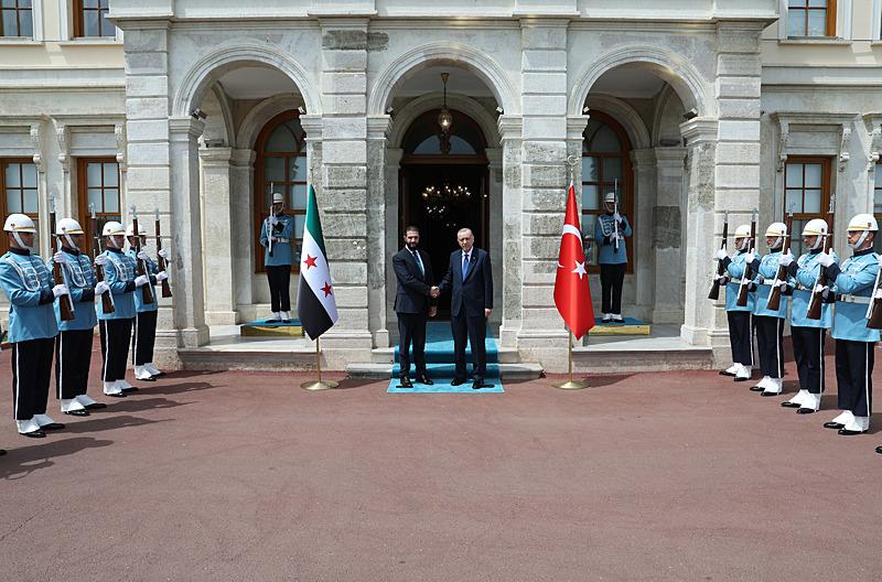 Başkan Erdoğan, Cumhurbaşkanlığı Dolmabahçe Ofisi'nde Suriye Cumhurbaşkanı Ahmed Şara ile bir araya geldi. (Fotoğraf: AA)