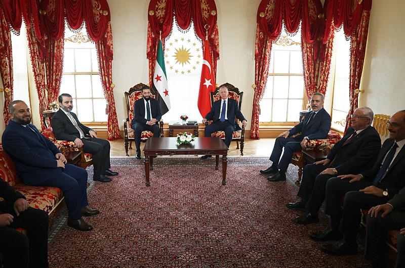 Başkan Erdoğan, Cumhurbaşkanlığı Dolmabahçe Ofisi'nde Suriye Cumhurbaşkanı Ahmed Şara ile bir araya geldi. (Fotoğraf: AA)