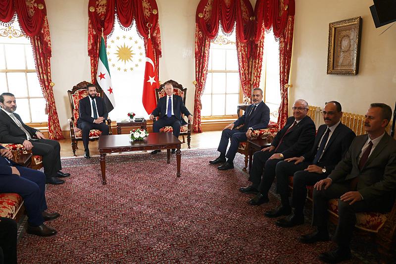 Başkan Erdoğan, Cumhurbaşkanlığı Dolmabahçe Ofisi'nde Suriye Cumhurbaşkanı Ahmed Şara ile bir araya geldi. (Fotoğraf: AA)