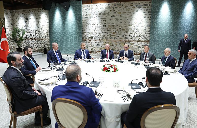 Başkan Recep Tayyip Erdoğan, Cumhurbaşkanlığı Dolmabahçe Çalışma Ofisi'nde Suriye Cumhurbaşkanı Ahmed Şara ile çalışma yemeğinde bir araya geldi. Görüşmede, Dışişleri Bakanı Hakan Fidan, Milli Savunma Bakanı Yaşar Güler, Milli İstihbarat Teşkilatı (MİT) Başkanı İbrahim Kalı, Savunma Sanayii Başkanı (SSB) Haluk Görgün, Cumhurbaşkanı Dış Politika ve Güvenlik Başdanışmanı Akif Çağatay Kılıç , Cumhurbaşkanı Başdanışmanı Sefer Turan ve Suriye Dışişleri Bakanı Esad Hasan Şeybani de yer aldı. (AA)