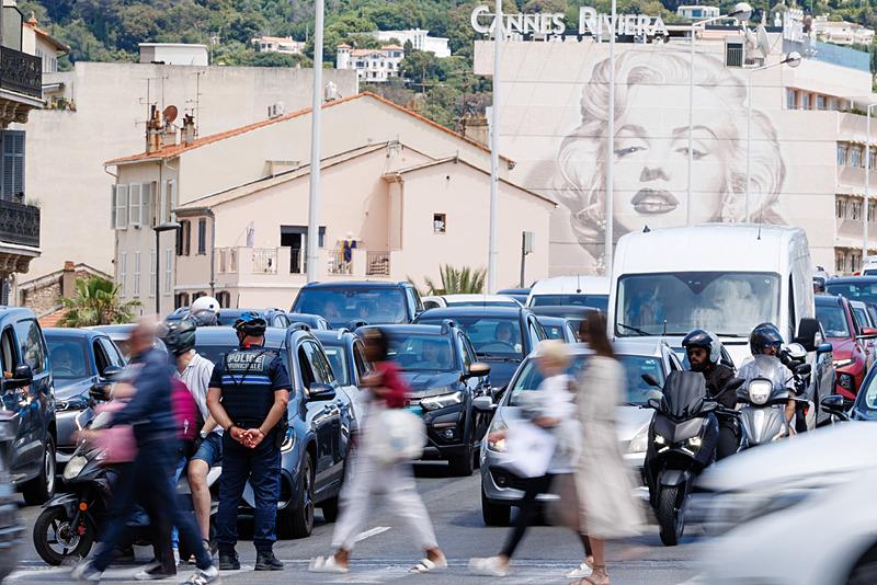 Fransa'da elektrik kesintisi, Reuters